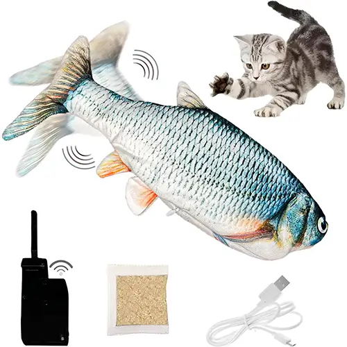 Un juguete para gatos en forma de pez de color plateado y blanco, que tiene un sensor de movimiento, un motor, un altavoz y una batería recargable por USB. El juguete está relleno de hierba gatera y se mueve y hace ruido al detectar el contacto con el gato. El juguete está sobre un fondo blanco y tiene el logo de la marca KOKU HOME en la parte inferior.