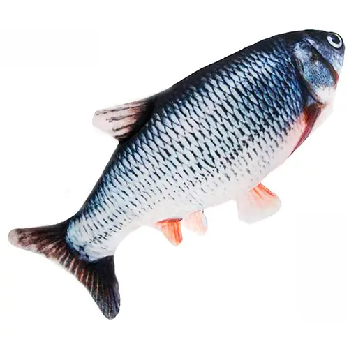 Un gato de color gris y blanco, con el pelo largo y los ojos verdes, que está tumbado sobre una alfombra de color beige, y que tiene entre sus patas un juguete en forma de pez de color azul y amarillo. El juguete es el pez eléctrico para gatos KOKU HOME, que se mueve y hace ruido al detectar el contacto con el gato. El gato parece estar interesado y curioso por el juguete, y lo mira con atención.